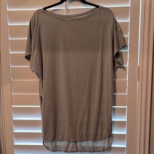 Lululemon relaxed high/low top with side slits.
